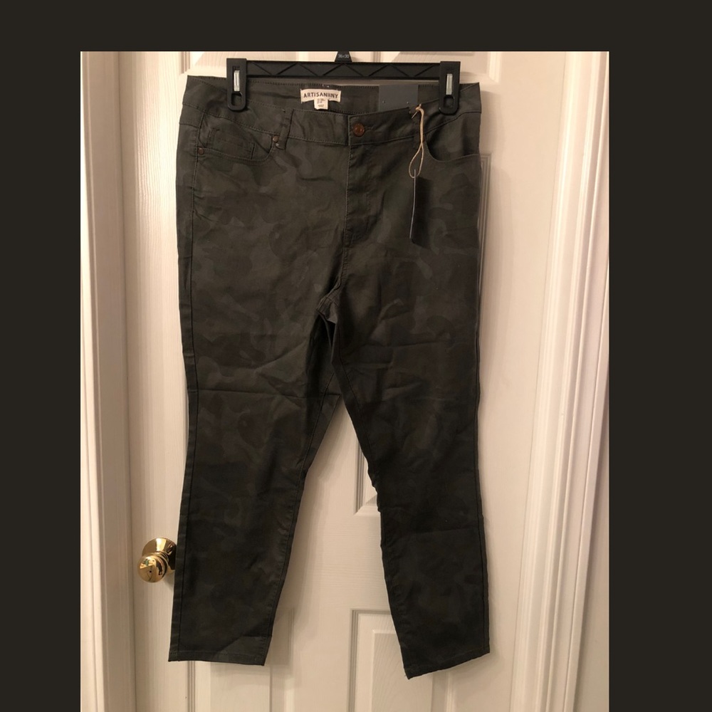 Camuflaje women ankle pants